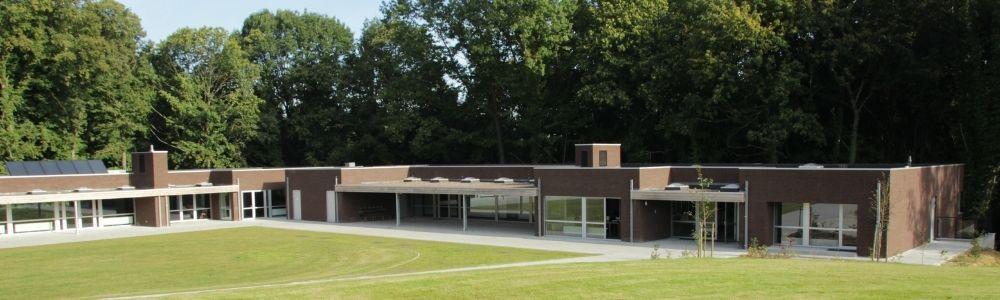 De Hagaard met groot grasveld voor