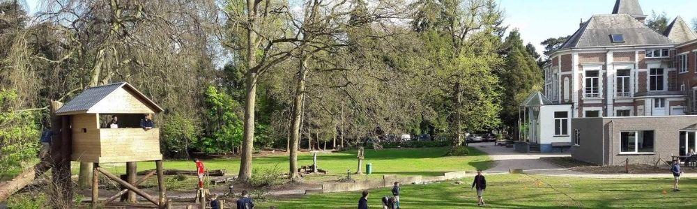 Overzicht De Karmel met boomhut en grasveld